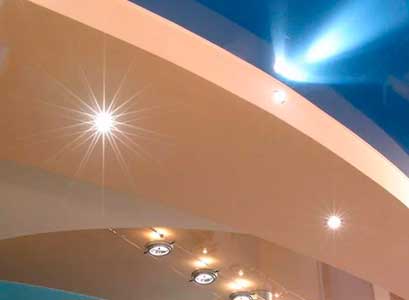 серый натяжной потолок